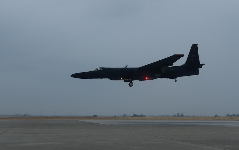 A U-2 Dragon Lady lands during Global Thunder 18,
