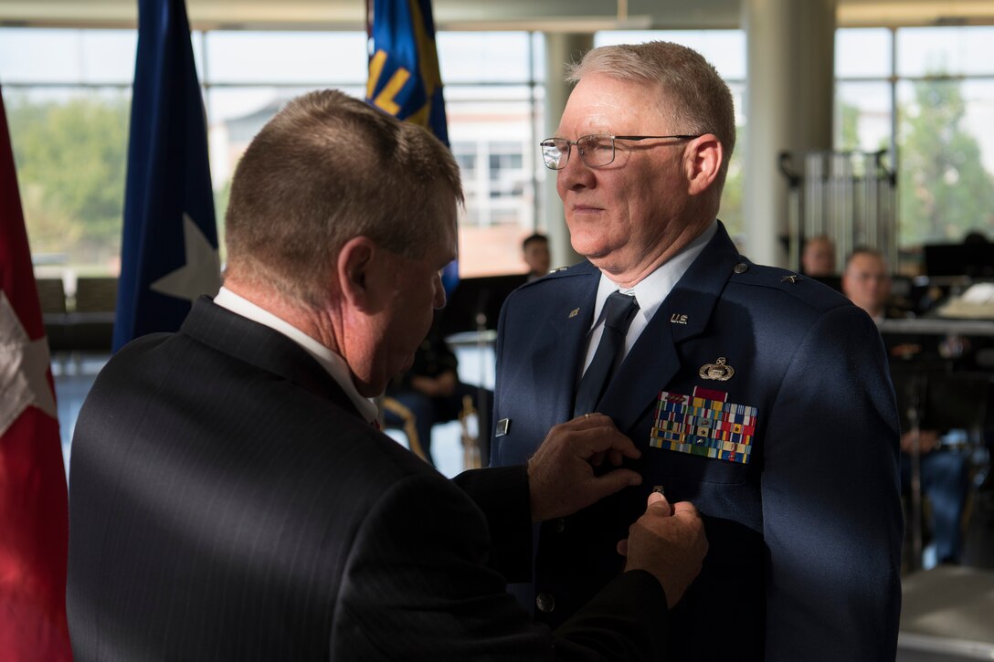 Brig. Gen. Jacobs receives the Distinguished Service Medal