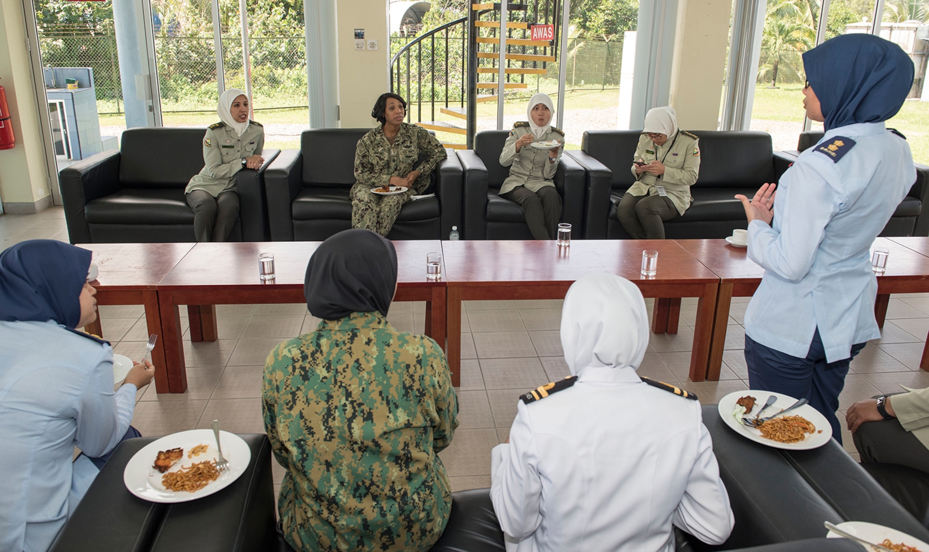 Military Women From Brunei U S Exchange Ideas Build Lasting Friendships During Carat U S Indo Pacific Command 2015