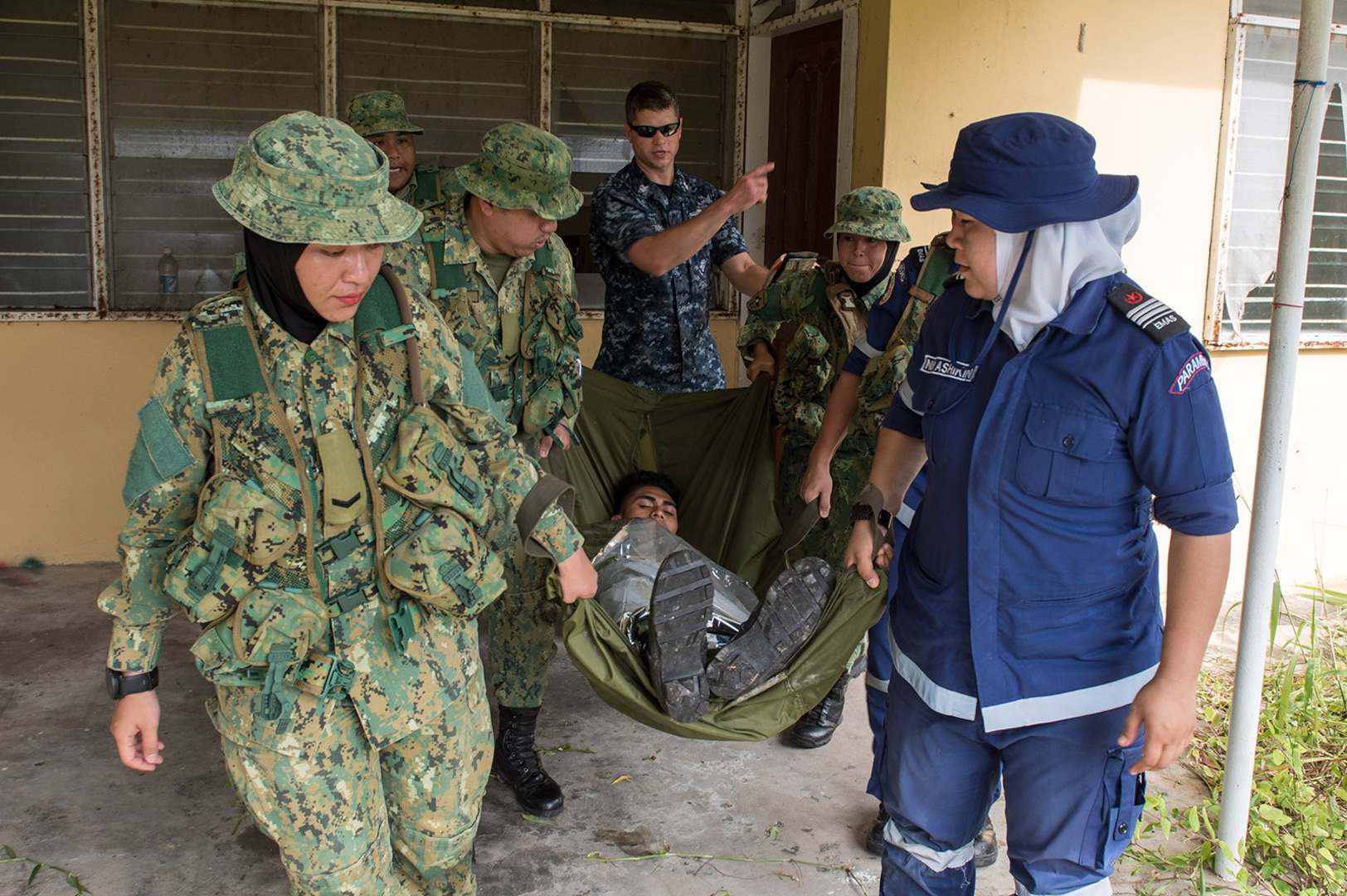 Royal Brunei, U.S. military medics train together during Cooperation Afloat and Readiness Training Brunei 2017