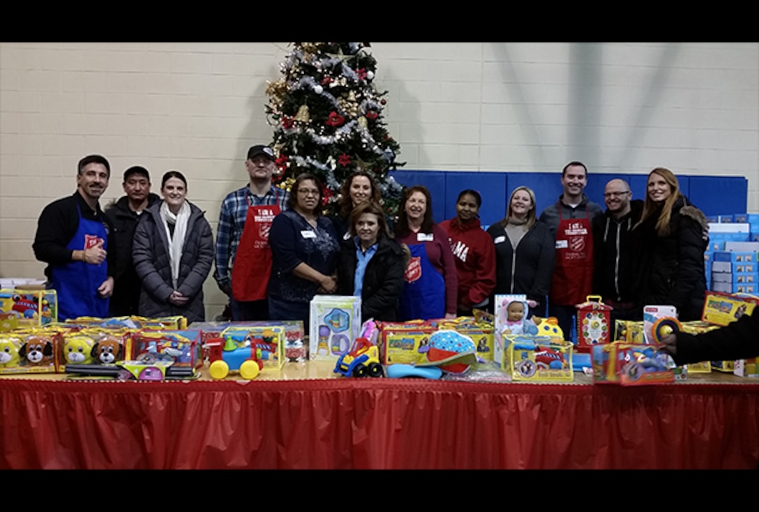 DLA Land Warren volunteers at the Salvation Army