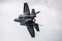 F-35 Lightning II выступает во время совместного авиасалона и открытого дома «Сан-Антонио» в 2017 году 4 ноября 2017 года в JBSA-Lackland Kelly Field.  Авиационные шоу позволяют военным и гражданским демонстрационным командам США демонстрировать свои возможности с помощью воздушных демонстраций и статических дисплеев.  (Предоставлено фото)