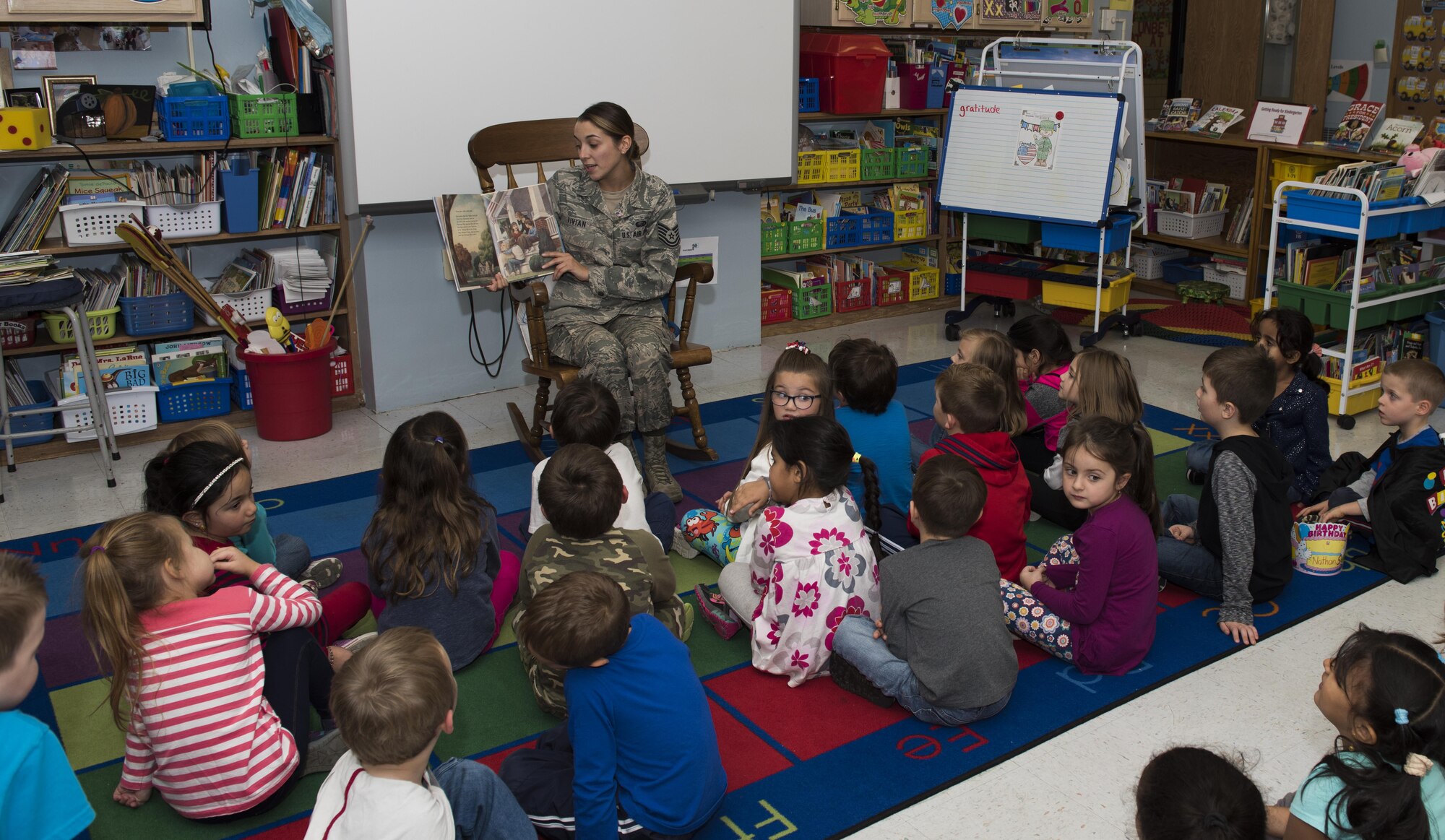 914th Reserve Citizen Airmen visit Hoover Elementary