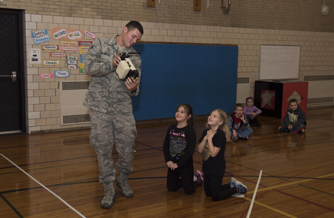 914th Reserve Citizen Airmen visit Hoover Elementary