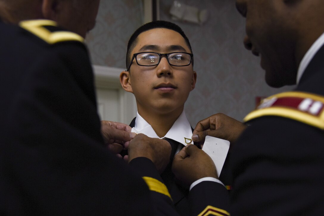 U.S. Army Soldiers assigned to Joint Base Langley-Eustis hosted a Veterans Day event at the Williamsburg Landing Retirement Community to recognize veterans and families, Nov. 11, 2017.