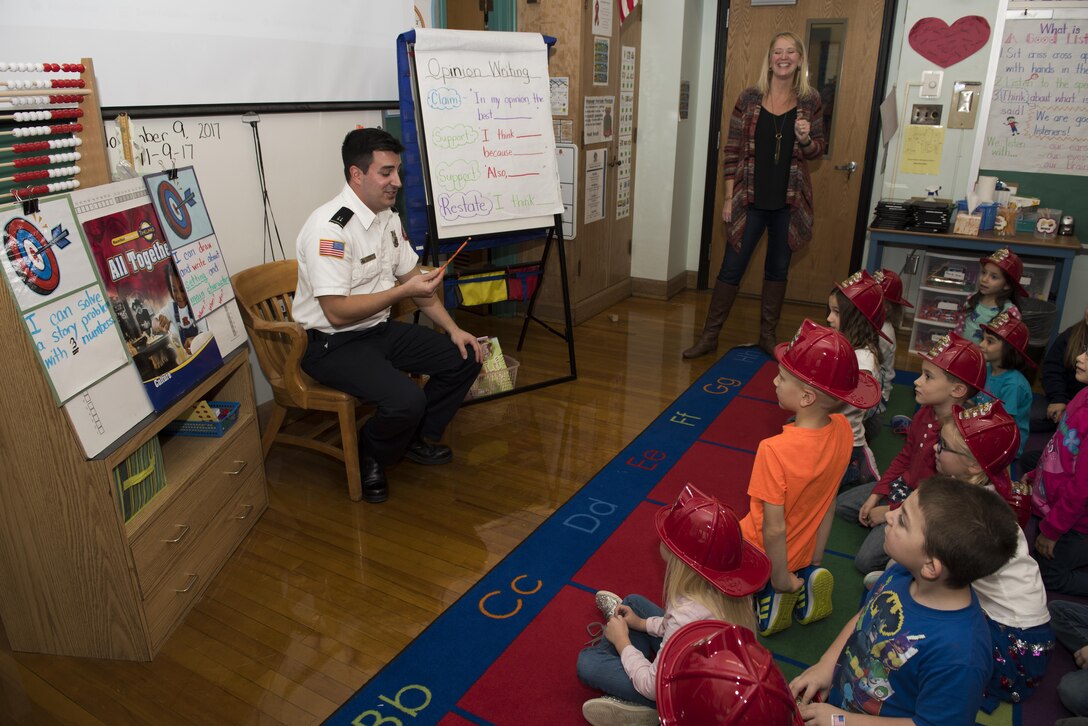 914th Reserve Citizen Airmen visit Hoover Elementary