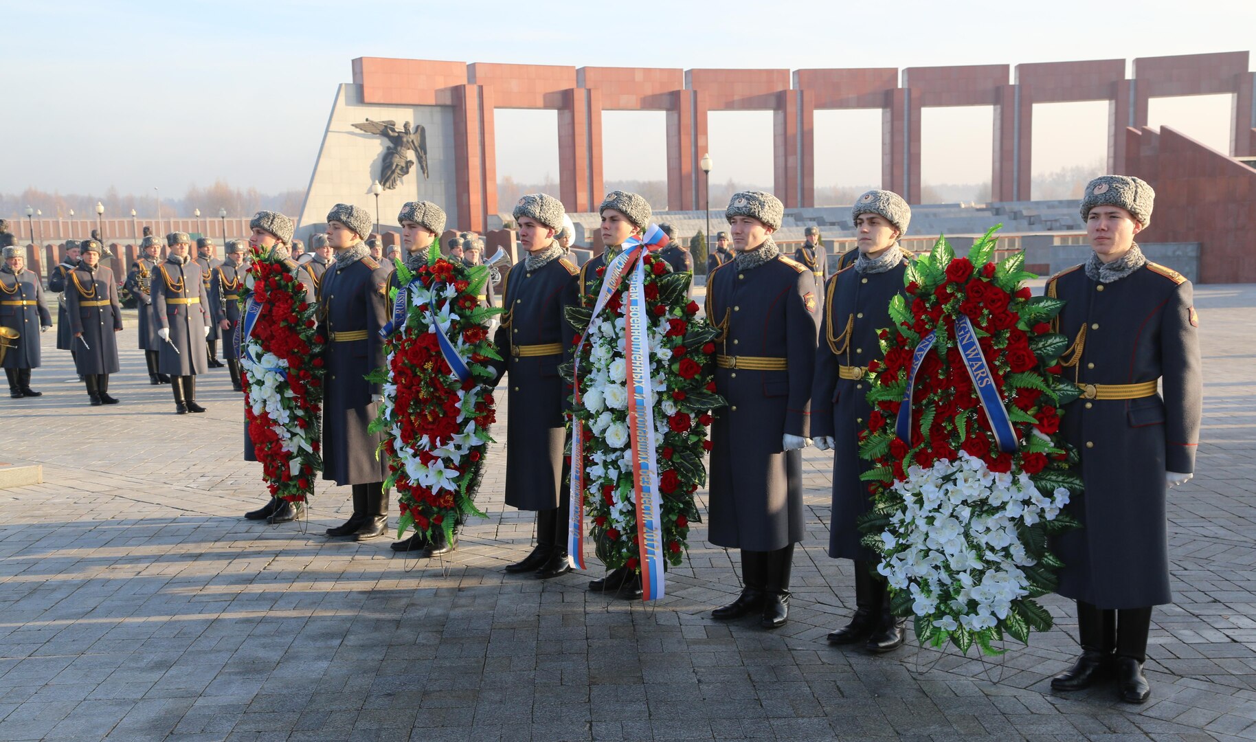 The delegates of the 21st Plenum of the U.S. – Russia Joint Commission on POW/MIAs (USRJC) visited the Federal Military Memorial Cemetery. They laid wreaths at the monument of the Unknown soldier to honor those who lost their lives in WWII and other military conflicts.