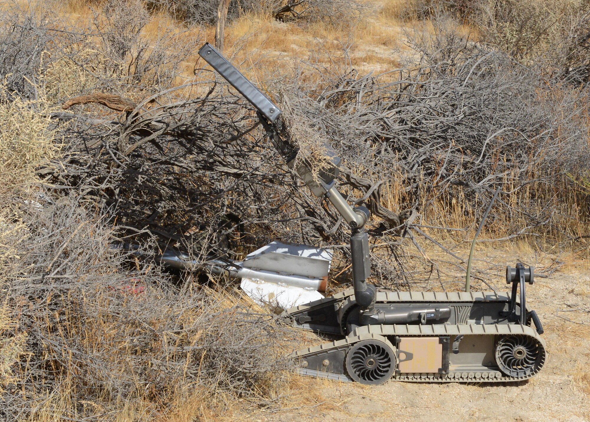 Edwards EOD hosts realistic training for fellow bomb squad members