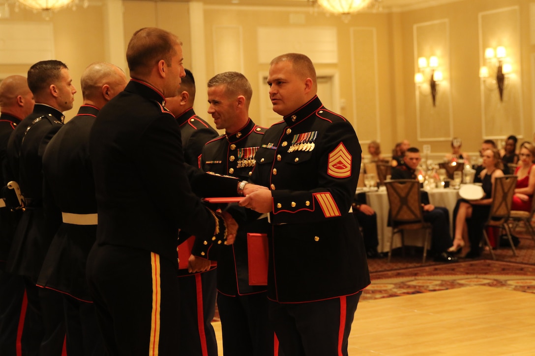 Major Doug Verblaauw, the Recruiting Station Oklahoma City commanding officer, awards GySgt Noah Thetford the RS Oklahoma City staff noncommissioned officer of the year award. Thetford is now moving on to become the SNCOIC at RSS Lake County, RS Chicago, in Waukegan, Ill. (Official U.S. Marine Corps photo by Sgt. Marcela DiazDeleon)