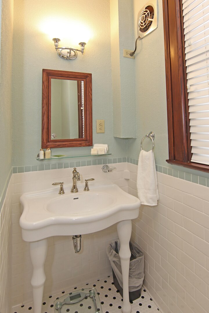 Renovations to the historic Foulois House, which was constructed in 1908 as the Bachelor Officers’ Quarters on Fort Sam Houston, include improvements to its 13 guest suites and bathrooms, a new air conditioning and heating system, new electrical wiring, new light fixtures and structural repairs.
