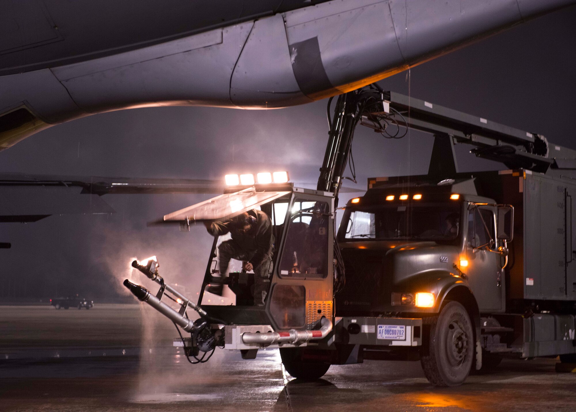 A 92nd Maintenance Group Airman prepares to de-ice a KC-135 Stratotanker during Exercise Global Thunder 2018 at Fairchild Air Force Base, Washington, Nov. 4, 2017. Global Thunder is an annual U.S. Strategic Command (USSTRATCOM) exercise designed to provide training opportunities to test and validate command, control and operational procedures. The training is based on a notional scenario developed to drive execution of USSTRATCOM and component forces’ ability to support the geographic combatant commands, deter adversaries and, if necessary, employ forces as directed by the President of the United States. (U.S. Air Force photo/Senior Airman Ryan Lackey)