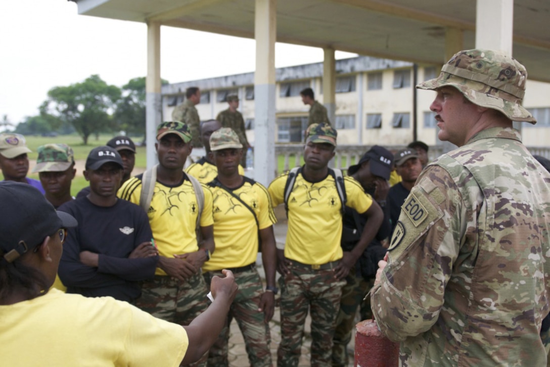 An American soldier speaks to Cameroon forces.