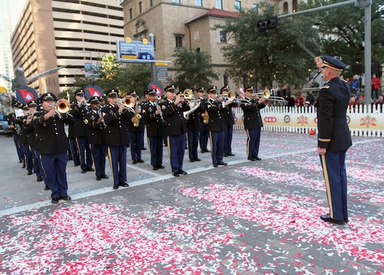 'Fort Sam's Own' opens Houston's Thanksgiving Parade ...