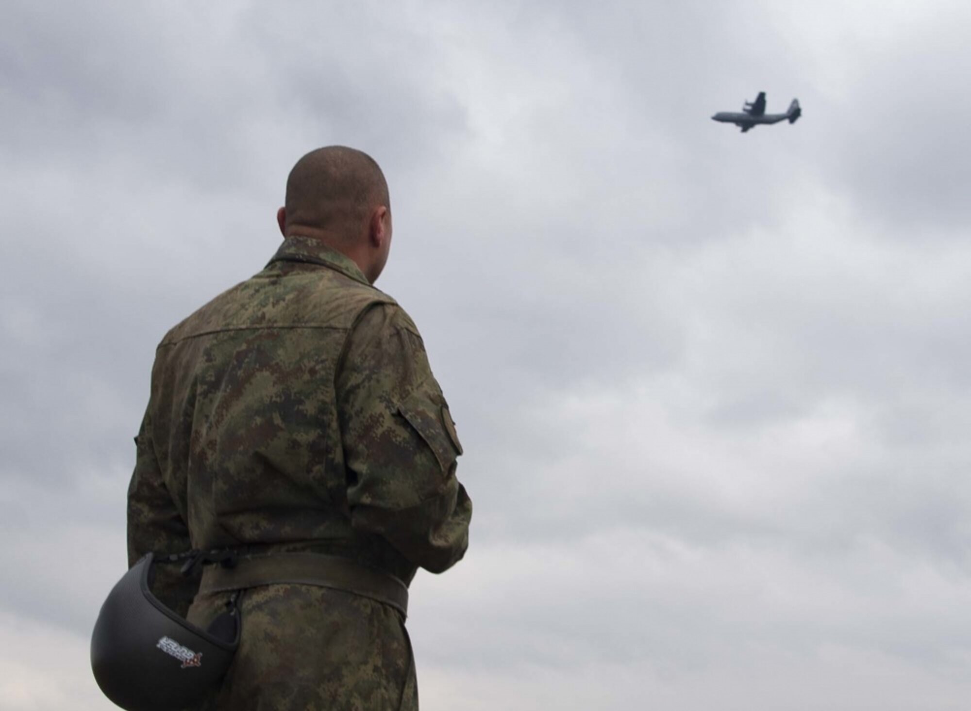A Serbian jumper observes a C-130J assigned to the 37th Airlift Squadron after landing in Kovin, Serbia on November 16, 2017. Serbian and U.S. paratroopers jumped together in Exercise Double Eagle, a bi-lateral airborne insertion exercise designed to allow U.S. and Serbian forces to work together in areas of mutual interest in securing regional security and peace.