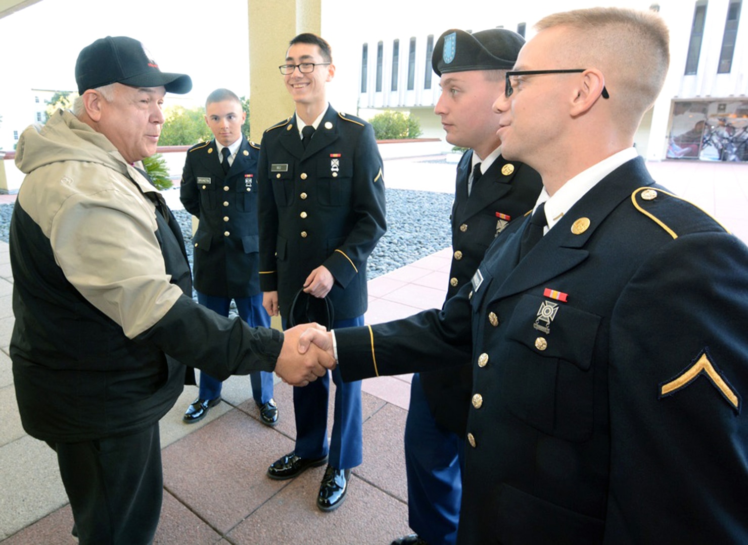 Retired Navy Chief Alexander Ortiz meets Pvt. Joseph Brunetta from Redbluff, Calif.; Pvt. Joshua Wu from Levenworth, Kan.; Pvt. Austin Heikkila from Redman, Ore.; and Pvt. Nicholas Rasmussen from Boise, Idaho.