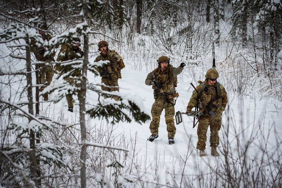Soldiers undergo receive search and rescue training.