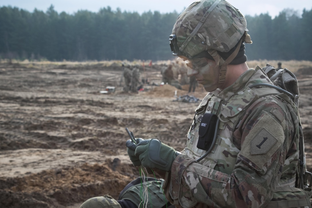 A soldier practices how to prepare a Polish-styled detonation cord.