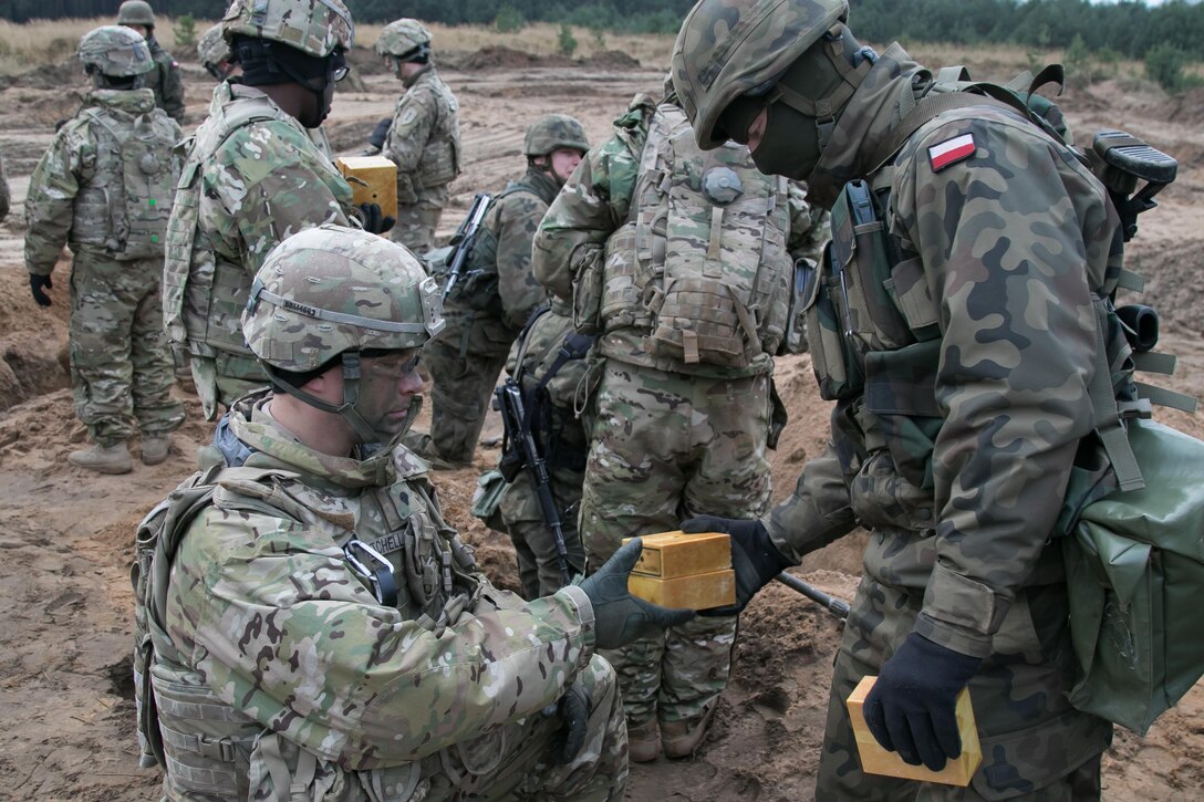 U.S., Polish troops train together.