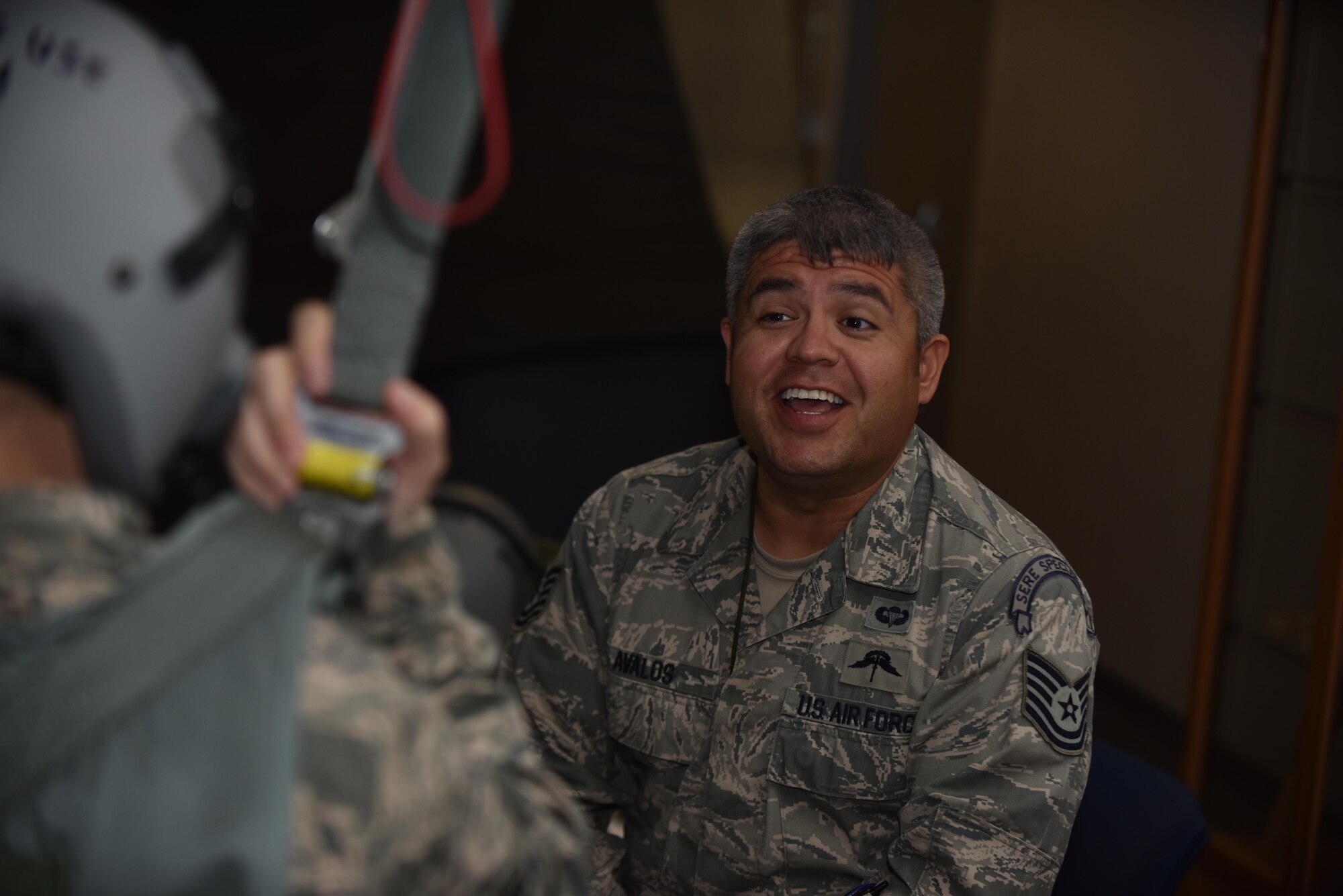 US Air Force Tech. Sgt. Sergio Avalos, a survival, evasion, resist and escape (SERE) specialist, instructs a course participant on how to properly correct in-air parachute malfunctions. Parachutes malfunctions can cause the various complications while freefalling, it is imperative that flyers know the proper way to correct these malfunctions in a timely manner to reduce risk of life.