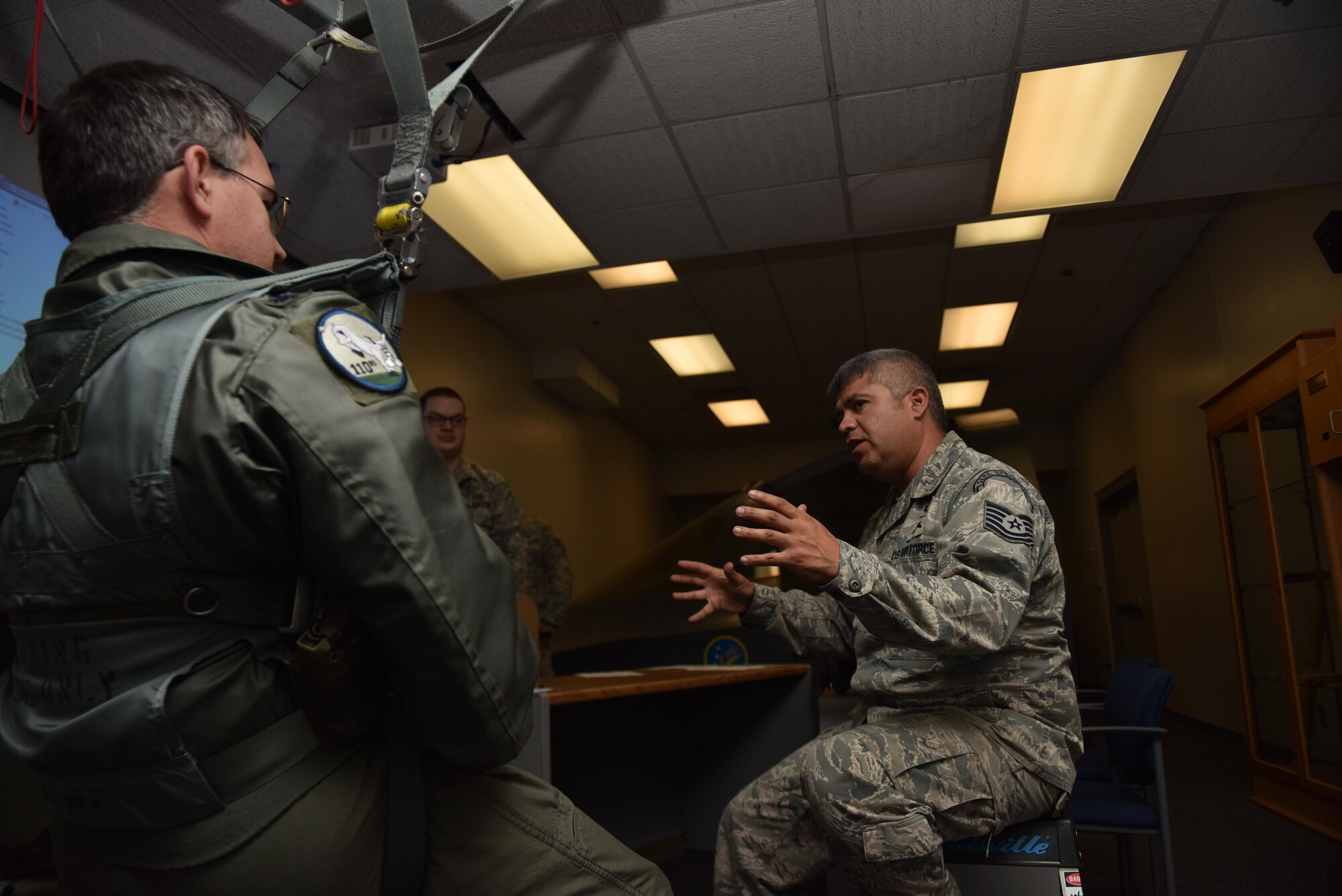US Air Force Tech. Sgt. Sergio Avalos, a survival, evasion, resist and escape (SERE) specialist, instructs a course participant on how to properly correct in-air parachute malfunctions. Parachutes malfunctions can cause the various complications while freefalling, it is imperative that flyers know the proper way to correct these malfunctions in a timely manner to reduce risk of life.