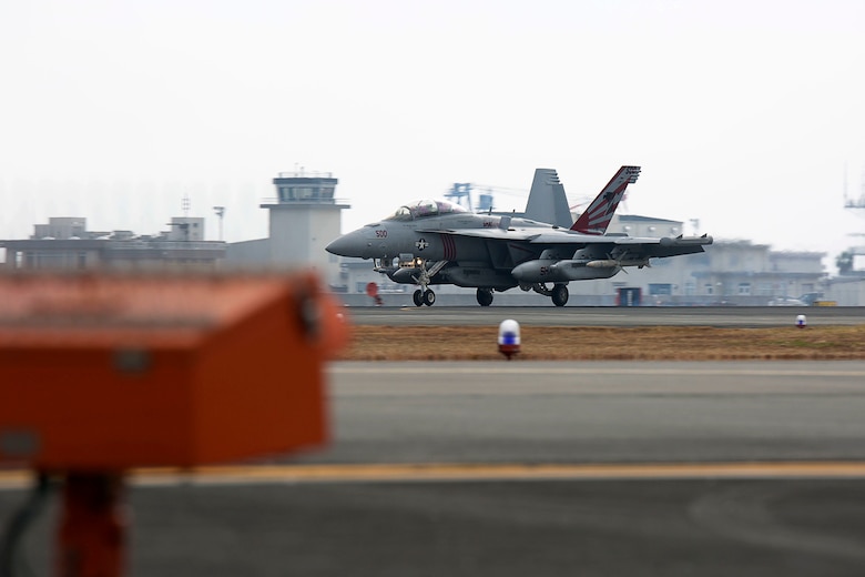 CVW-5戦闘攻撃中隊が岩国基地へ到着 > Marine Corps Air Station