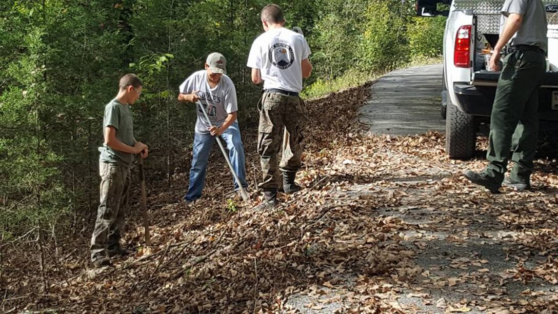 Volunteers install signage along “The Old 56 Trail” at Center Hill Lake in support of National Public Lands Day Sept. 30, 2017.  The U.S. Army Corps of Engineers Nashville District coordinated with the DeKalb County Health Department on the development of the trail, and garnered additional support from Tennessee Tech University’s Fisheries Society, DeKalb County High School, and other volunteers and partnerships. (USACE photo by Park Ranger Sarah Peace)