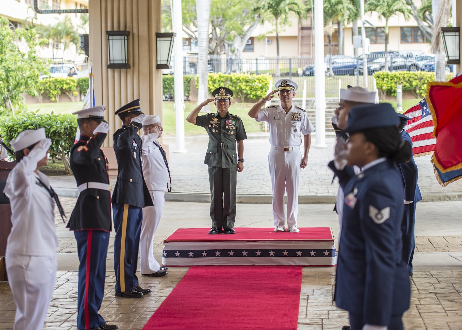 CAMP H.M. SMITH, Hawaii (Sept. 28, 2018) — Adm. Harry Harris, Commander of U.S. Pacific Command (PACOM), and Gen. Eduardo Año, Chief of Staff for the Armed Forces of the Philippines, are welcomed at PACOM headquarters during an honors ceremony. During Año’s two-day visit to PACOM, he and Harris will meet to discuss changes to the Mutual Defense Board and Security Engagement Board. The Mutual Defense Board provides direct liaison and consultation on military matters of mutual concern to develop and improve both countries’ common defense. The Security Engagement Board provides the framework and mechanism for continuing liaison and consultation on non-traditional threats to security such as terrorism, transnational crimes, maritime security, and natural and man-made disasters. (U.S. Navy photo by Mass Communication Specialist 2nd Class James Mullen/Released)