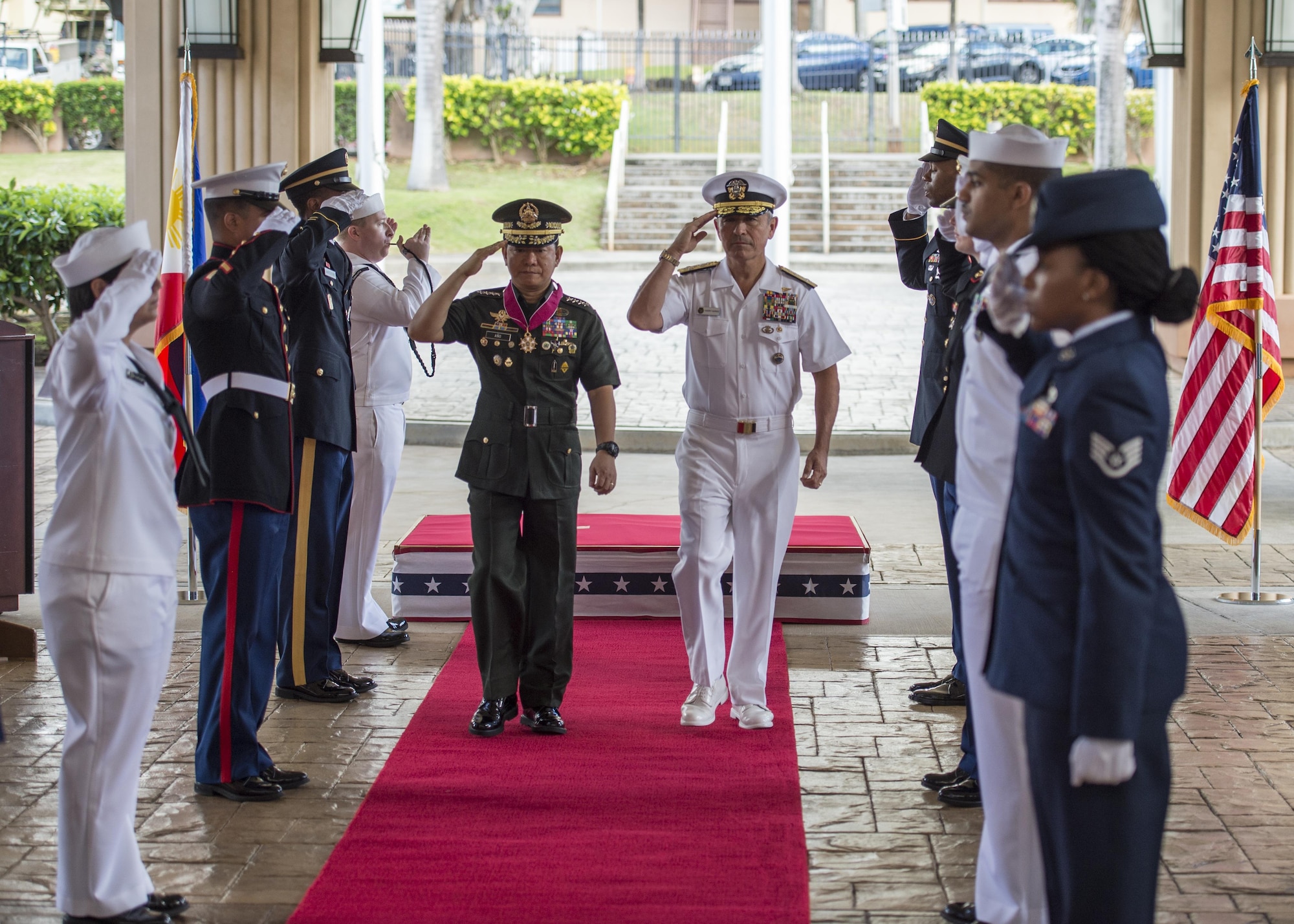 CAMP H.M. SMITH, Hawaii (Sept. 28, 2018)—Adm. Harry Harris, Commander of U.S. Pacific Command (PACOM), and Gen. Eduardo Año, Chief of Staff for the Armed Forces of the Philippines, are welcomed at PACOM headquarters during an honors ceremony. During Año’s two-day visit to PACOM, he and Harris will meet to discuss changes to the Mutual Defense Board and Security Engagement Board. The Mutual Defense Board provides direct liaison and consultation on military matters of mutual concern to develop and improve both countries’ common defense. The Security Engagement Board provides the framework and mechanism for continuing liaison and consultation on non-traditional threats to security such as terrorism, transnational crimes, maritime security, and natural and man-made disasters. (U.S. Navy photo by Mass Communication Specialist 2nd Class James Mullen/Released)