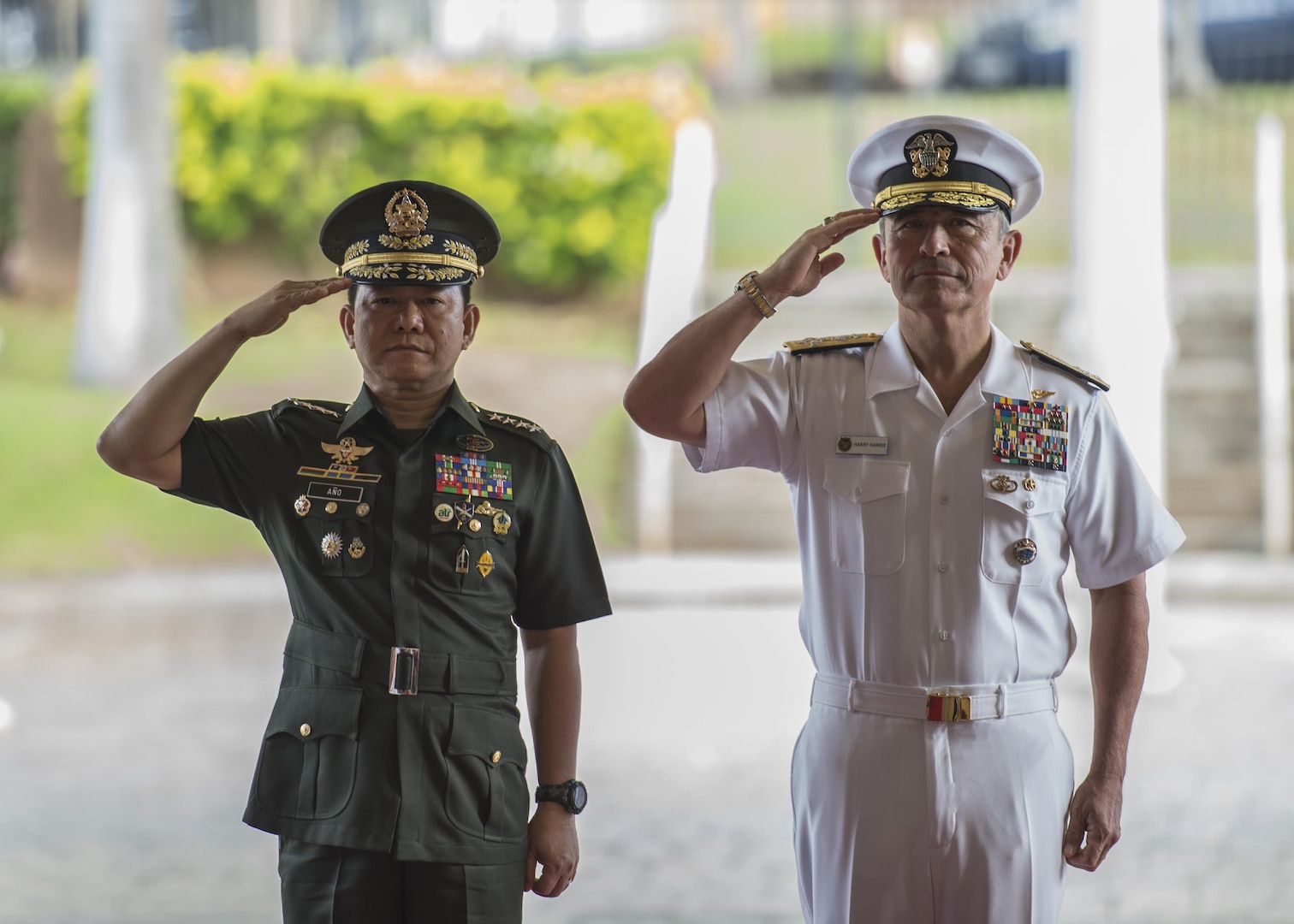 CAMP H.M. SMITH, Hawaii (Sept. 28, 2018) — Adm. Harry Harris, Commander of U.S. Pacific Command (PACOM), and Gen. Eduardo Año, Chief of Staff for the Armed Forces of the Philippines, are welcomed at PACOM headquarters during an honors ceremony. During Año’s two-day visit to PACOM, he and Harris will meet to discuss changes to the Mutual Defense Board and Security Engagement Board. The Mutual Defense Board provides direct liaison and consultation on military matters of mutual concern to develop and improve both countries’ common defense. The Security Engagement Board provides the framework and mechanism for continuing liaison and consultation on non-traditional threats to security such as terrorism, transnational crimes, maritime security, and natural and man-made disasters. (U.S. Navy photo by Mass Communication Specialist 2nd Class James Mullen/Released)