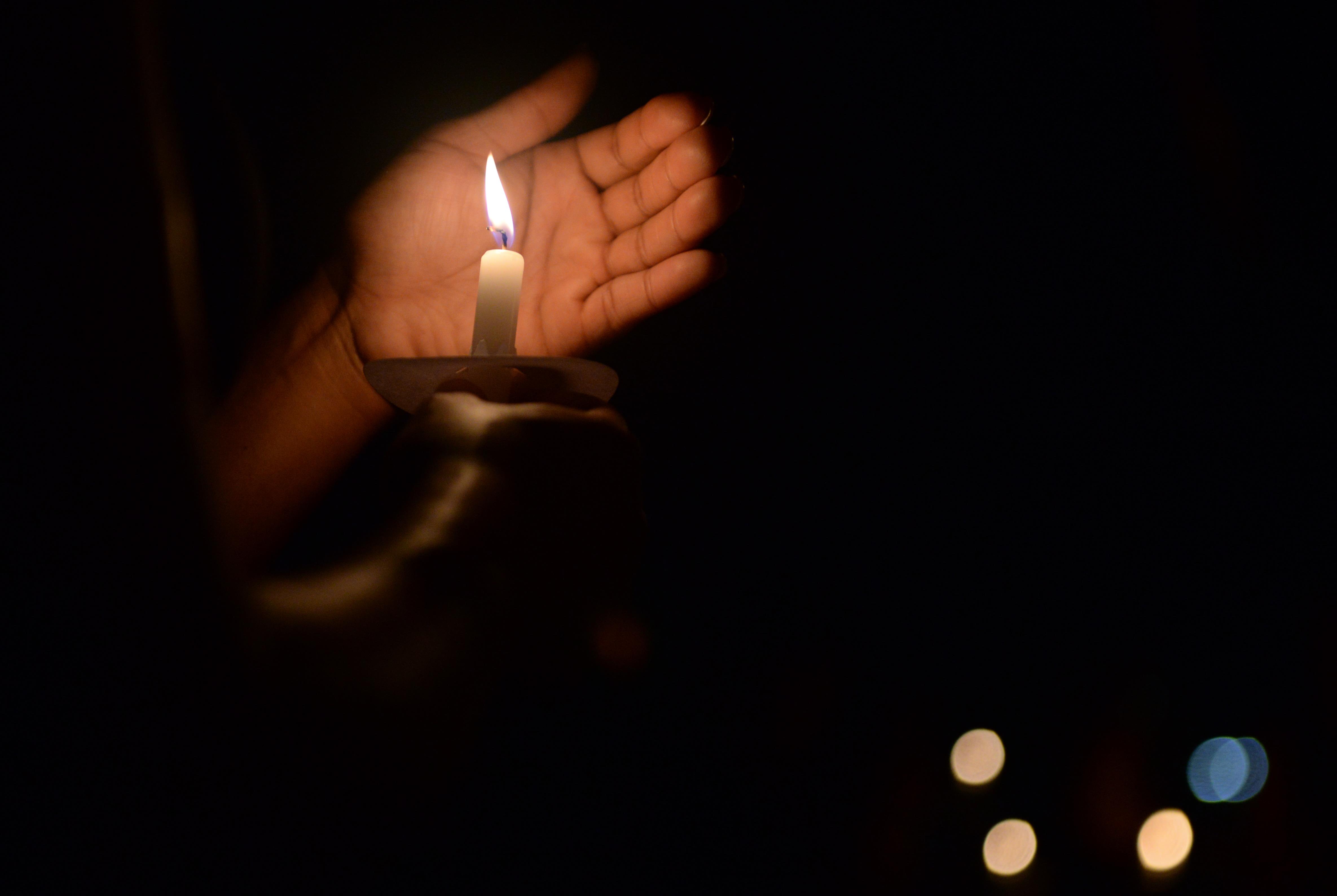 Свеча горит в руке. Свеча в руках. Человек со свечой в руках. Человек со свечой в темноте. Свеча в руке в темноте.