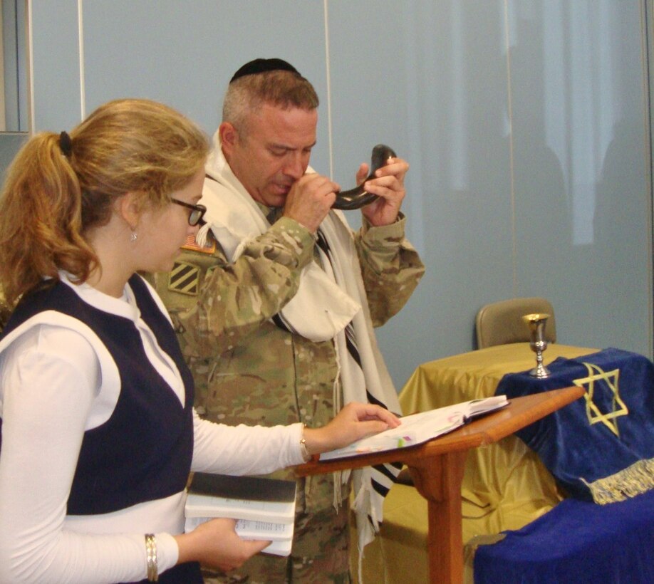 7th MSC Chaplain Hosts Jewish New Year in Vicenza