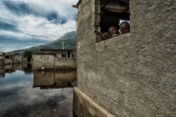 After continuous rains caused serious flooding in Haiti’s north, government agencies supported by UN mission in Haiti and World Food Program responded with evacuations, temporary shelters, and food and supplies distributions, November 11, 2014 (Courtesy UN/Logan Abassi)