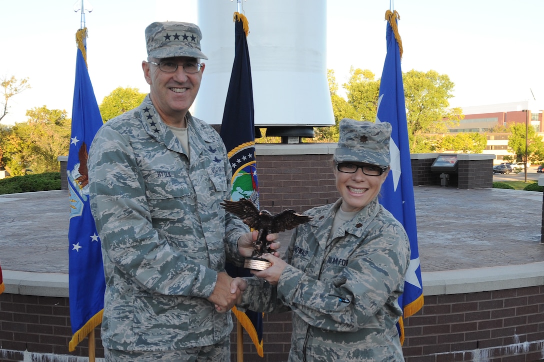 Maj. Heather Mahowald, individual mobilization augmentee to the chief of joint force development, receives the Air Force Personnel Field Grade Officer of the Year award for 2016 from U.S. Air Force Gen. John Hyten, commander of U.S. Strategic Command, during an awards ceremony at USSTRATCOM headquarters at Offutt Air Force Base, Neb., Sept. 28, 2017.