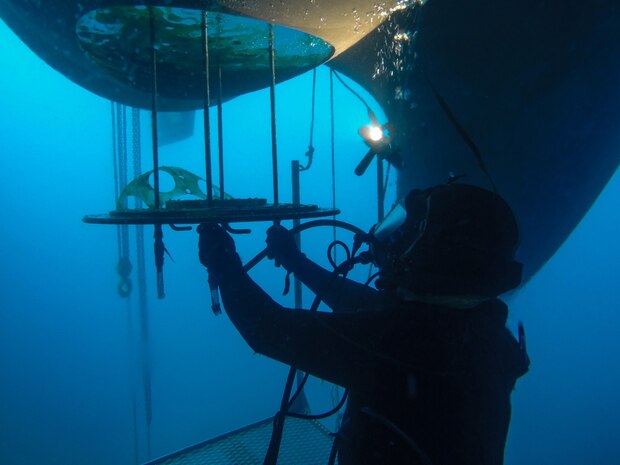 Image: Diver performing repairs on USS Carney (DDG 64)