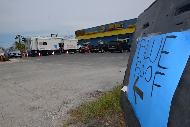 – A sign directing residents needing to sign up for Operation Blue Roof points to a Right of Entry center operating out of a Corps’ Deployable Tactical Operation System located in Monroe County in Florida.  In disaster areas, Operation Blue Roof is a program for homeowners who have damage to their roofs.  The program sends licensed contractors out to homes to cover the damage with fiber-reinforced plastic sheeting until residents can arrange repairs.  (U.S. Army photo by Mark Rankin)