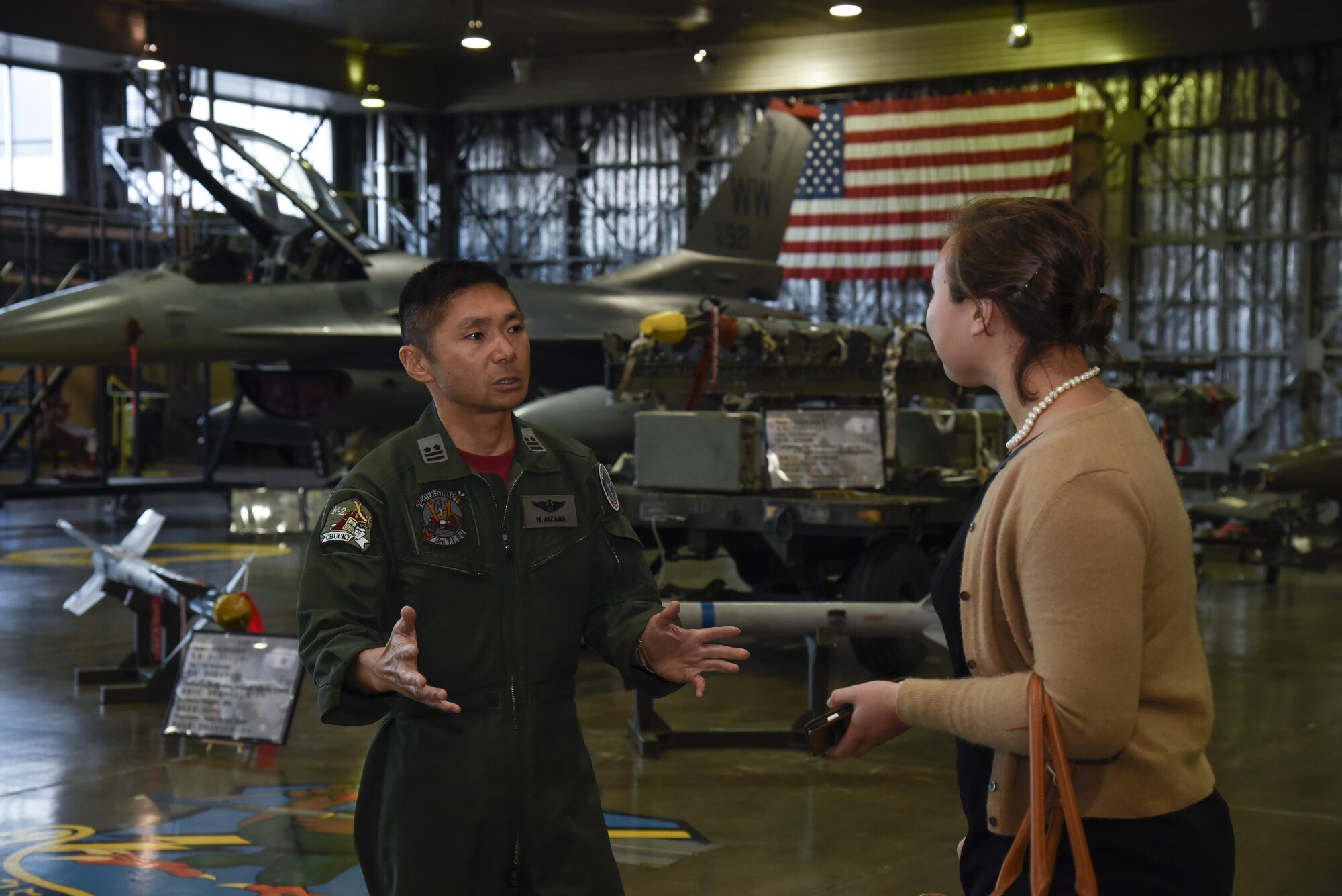 U.S. embassy rep talks with JASDF pilot