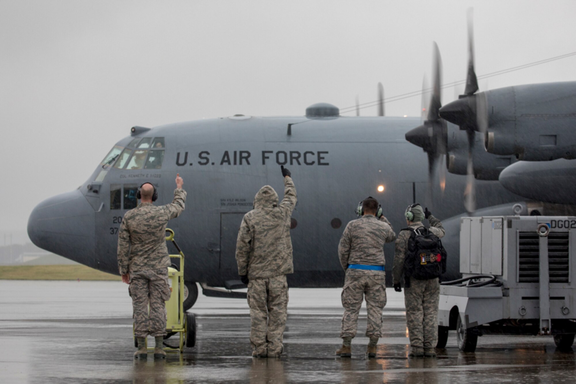 Members with the 374th Aircraft Maintenance Squadron give a "thumbs up" to the aircrew on the C-130H Hercules at Yokota Air Base, Japan, Oct. 16, 2017.