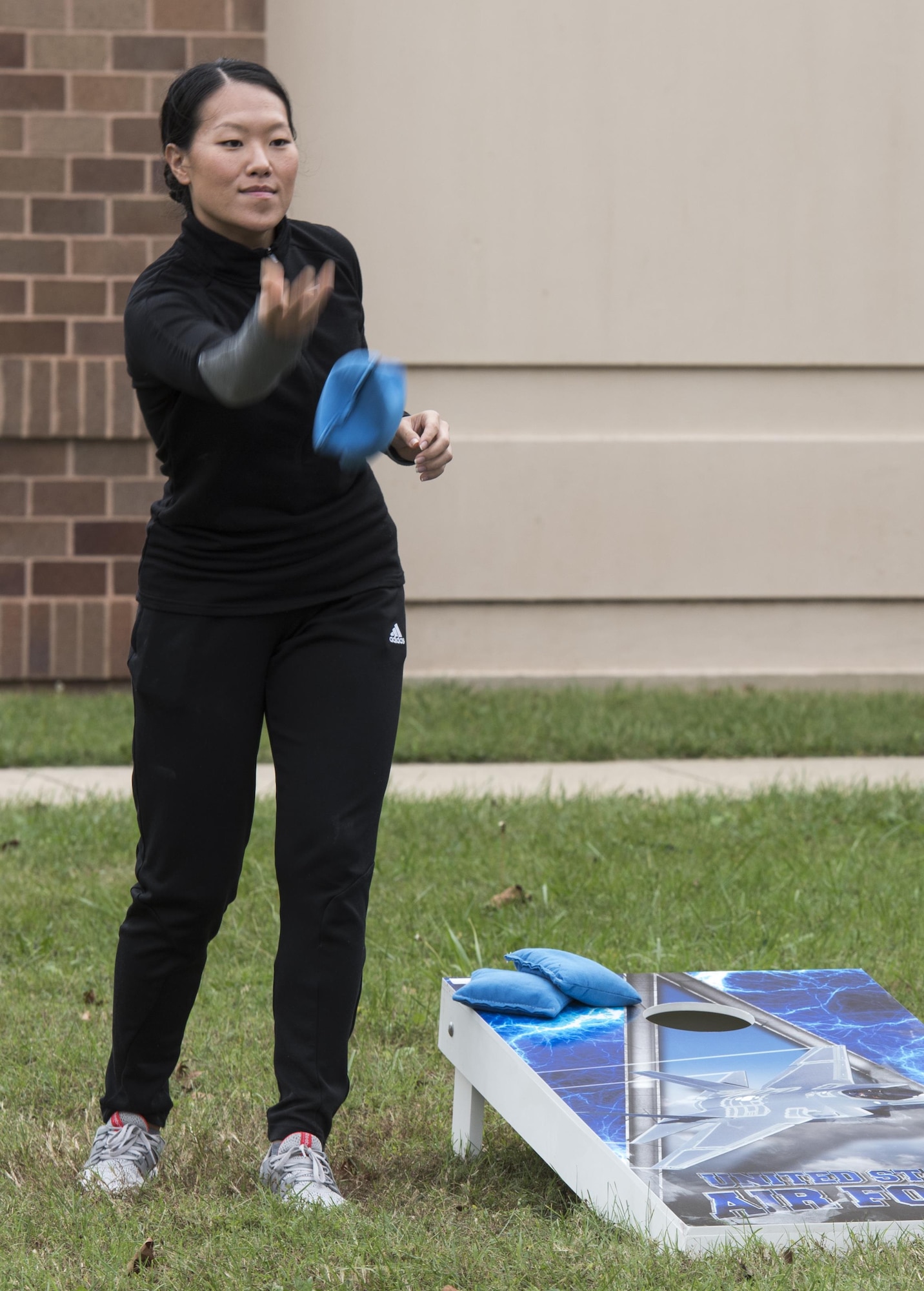Airman plays corn-hole