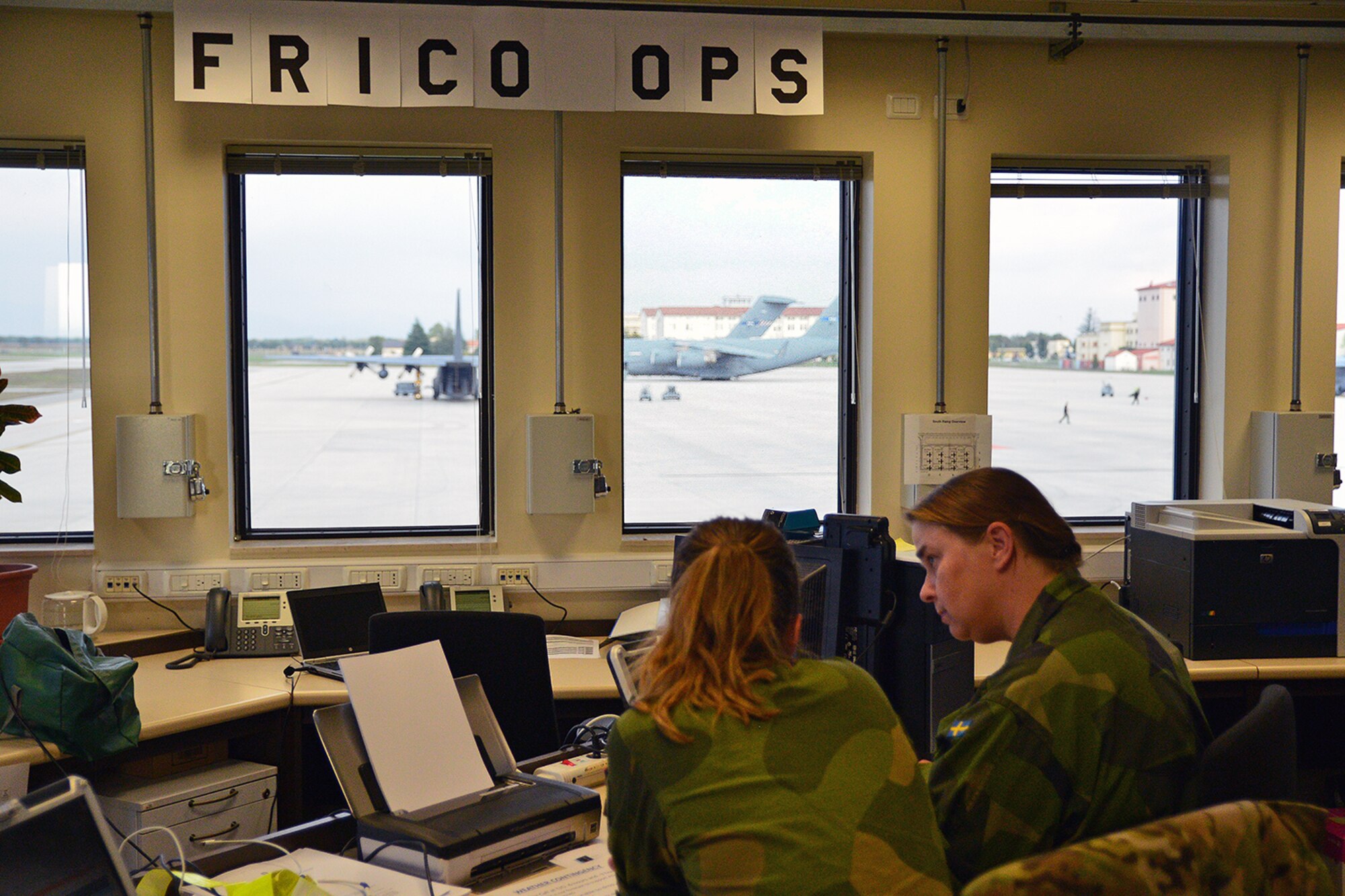 The Command and Control Operations Cell, in the background the two SAC C-17's. Photo: HAW / Henrik Gebhardt