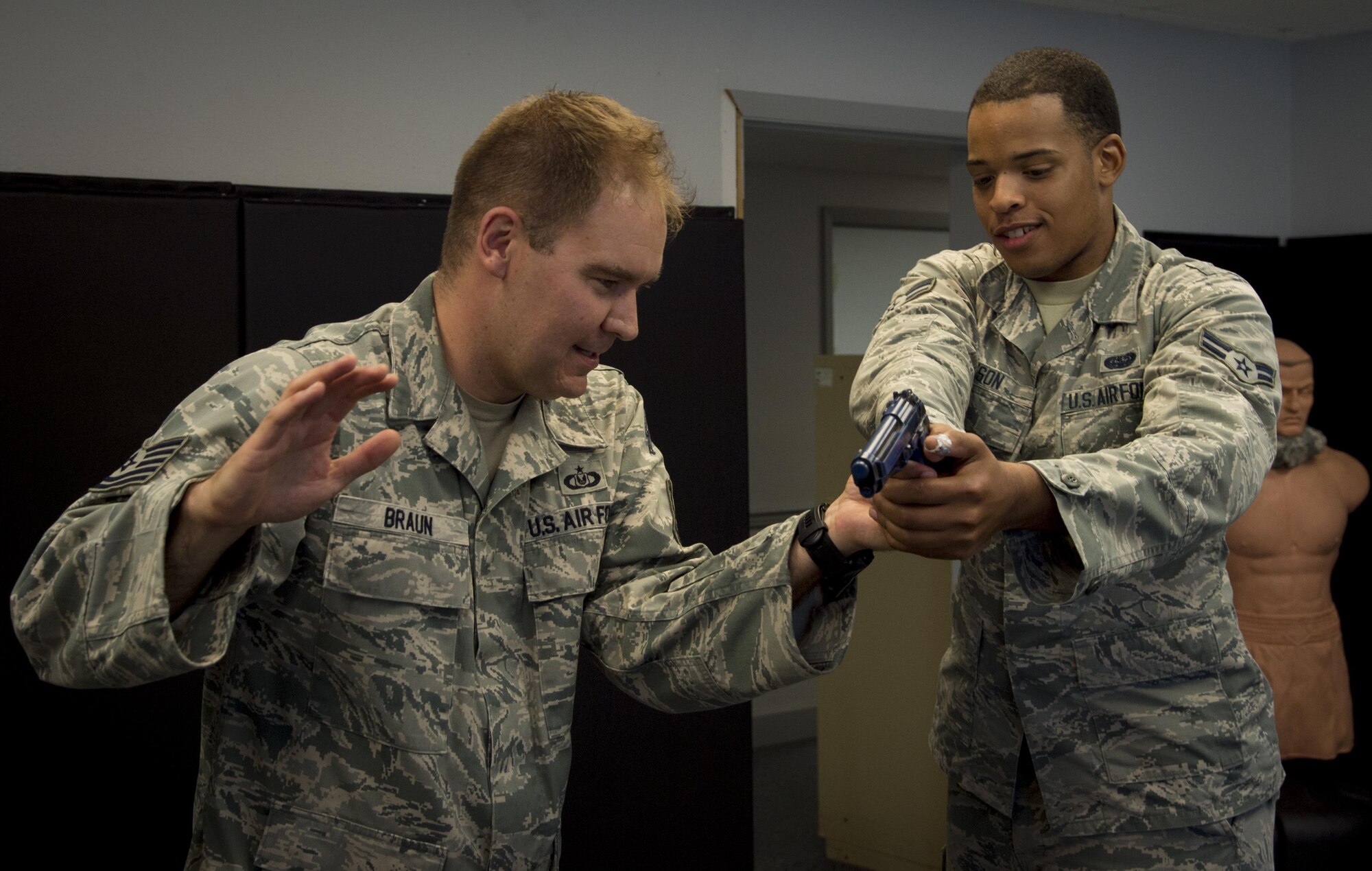 U.S. Air Force Tech. Sgt. Nicklaus Braun, left, the Survival, Evasion, Resistance and Escape (SERE) program manager assigned to the 6th Operations Support Squadron, shows Airman 1st Class Keith Hickson Jr., a cable and antenna maintenance technician assigned to the 6th Communications Squadron, SERE techniques during a Shadow Program at MacDill Air Force Base, Fla. Oct. 18, 2017. Each month, Airmen from various squadrons visit each other for typically a day as a part of the MacDill Shadow Program. (U.S. Air Force photo by Senior Airman Mariette Adams)