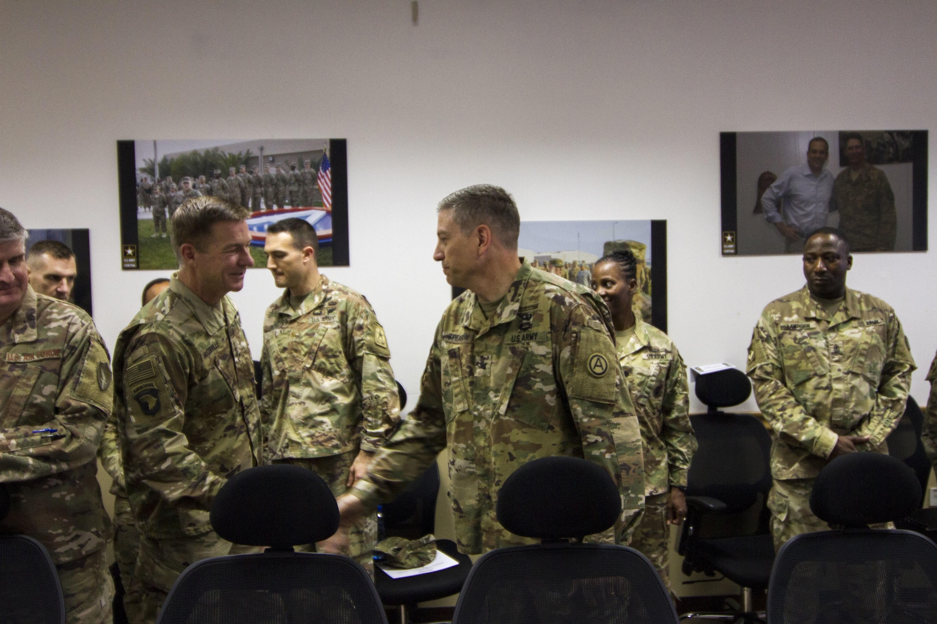 Two Army leaders shake hands.
