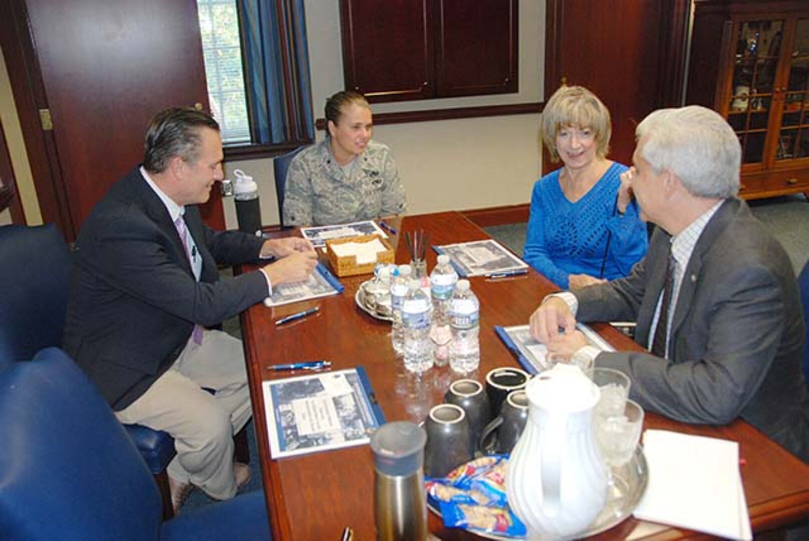 Commander meets community leaders