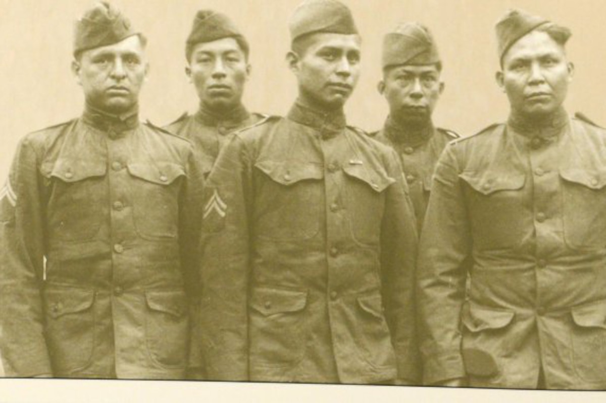 Choctaw soldiers pose for a photograph in 1918