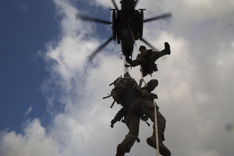 A CH-53 Super Stallion helicopter extracts students of Recon Team Leaders Course (RTLC) during a spy-lining exercise, East Range, Schofield Barracks, Oct. 19, 2017. RTLC is an 8-week advanced joint-service course that takes place in three key geographical regions of operation such as classes at Camp Pendleton, California, desert patrol operations in Yuma, Arizona, and ending with jungle and amphibious exercises across Oahu, Hawaii. (U.S. Marine Corps photo by Lance Cpl. Luke Kuennen)