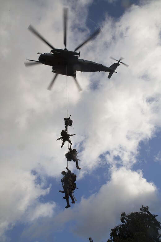 A CH-53 Super Stallion helicopter extracts students of Recon Team Leaders Course (RTLC) during a spy-lining exercise, East Range, Schofield Barracks, Oct. 19, 2017. RTLC is an 8-week advanced joint-service course that takes place in three key geographical regions of operation such as classes at Camp Pendleton, California, desert patrol operations in Yuma, Arizona, and ending with jungle and amphibious exercises across Oahu, Hawaii. (U.S. Marine Corps photo by Lance Cpl. Luke Kuennen)