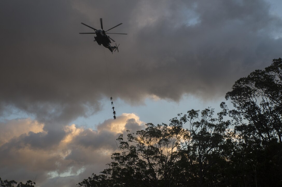 A CH-53 Super Stallion helicopter extracts students of Recon Team Leaders Course (RTLC) during a spy-lining exercise, East Range, Schofield Barracks, Oct. 19, 2017. RTLC is an 8-week advanced joint-service course that takes place in three key geographical regions of operation such as classes at Camp Pendleton, California, desert patrol operations in Yuma, Arizona, and ending with jungle and amphibious exercises across Oahu, Hawaii. (U.S. Marine Corps photo by Lance Cpl. Luke Kuennen)