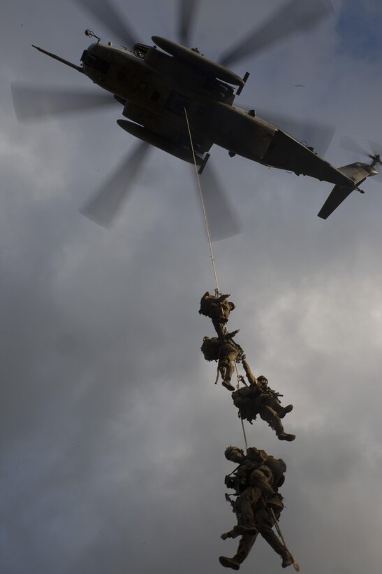 A CH-53 Super Stallion helicopter extracts students of Recon Team Leaders Course (RTLC) during a spy-lining exercise, East Range, Schofield Barracks, Oct. 19, 2017. RTLC is an 8-week advanced joint-service course that takes place in three key geographical regions of operation such as classes at Camp Pendleton, California, desert patrol operations in Yuma, Arizona, and ending with jungle and amphibious exercises across Oahu, Hawaii. (U.S. Marine Corps photo by Lance Cpl. Luke Kuennen)