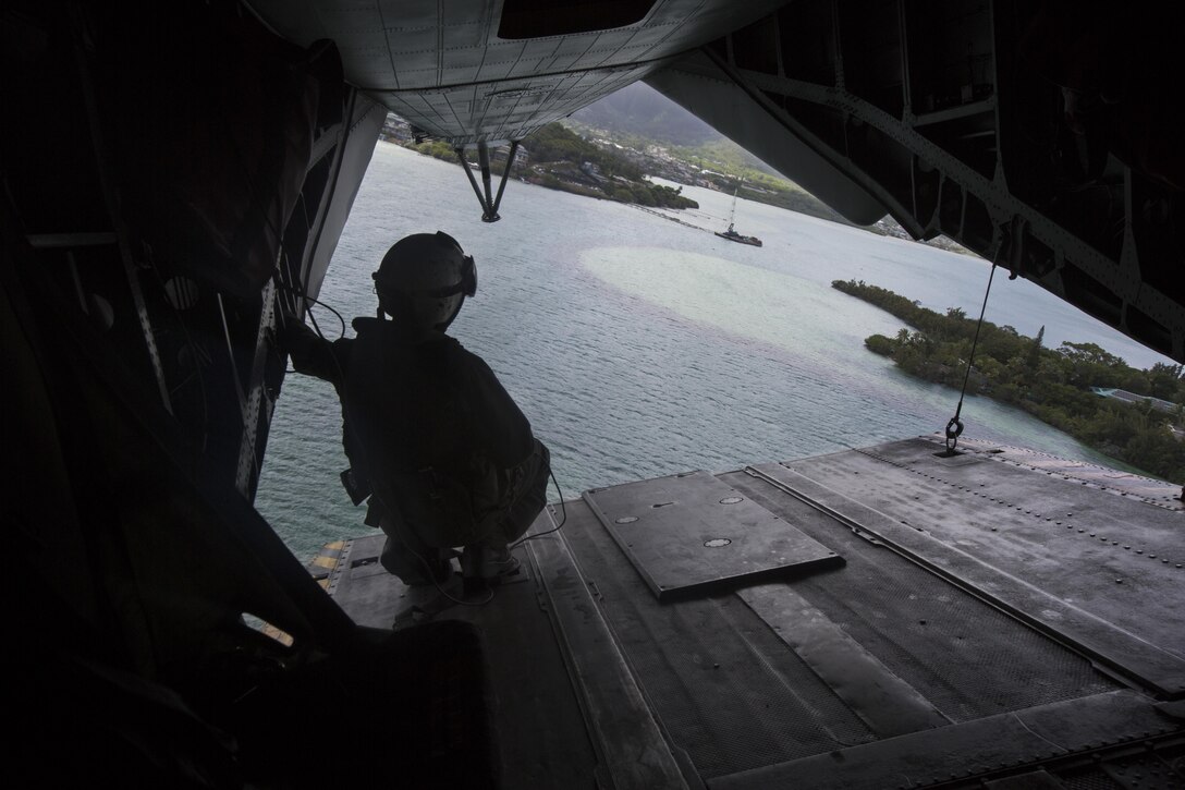 A CH-53E Super Stallion helicopter crew chief with Marine Heavy Helicopter Squadron 463 prepares for a helocasting exercise in support of Recon Team Leaders Course (RTLC), Marine Corps Base Hawaii, Oct. 19, 2017. RTLC is an 8-week advanced joint-service course that takes place in three key geographical regions of operation such as classes at Camp Pendleton, California, desert patrol operations in Yuma, Arizona, and ending with jungle and amphibious exercises across Oahu, Hawaii. (U.S. Marine Corps photo by Lance Cpl. Luke Kuennen)