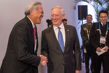 Mattis meets with Singapore's Defense Minister