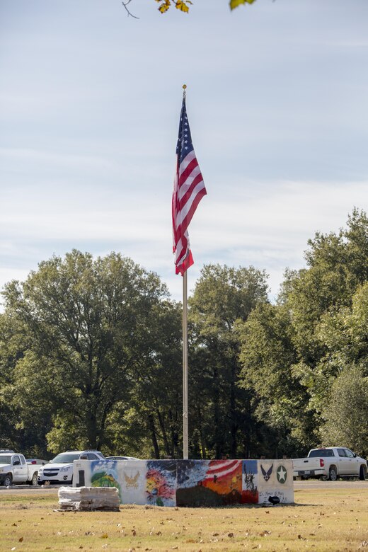 Leaders of 4th Marine Aircraft Wing, Marine Forces Reserve, as well as leaders and residents of Mississippi, held a memorial for the 16 service members of a C-130 crash in July 2017, in Moorhead, Miss., Oct. 19, 2017. A mural of all the U.S. branches was created by Shade Smith, a resident of Moorhead, in rememberance of those who died in the crash. (U.S. Marine Corps photo by Cpl. Dallas Johnson)